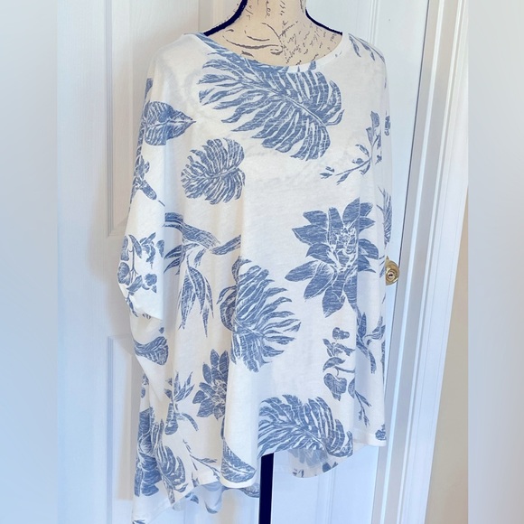 Simple by Suzanne Betro |White & Blue Leaves Pleated-Back Hi-Low Tunic - Women - Picture 11 of 11